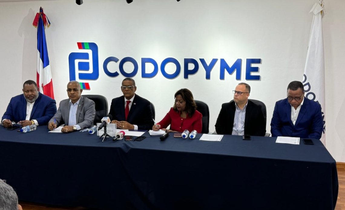 Isaachar Burgos, presidente de UMPIH; Marino de Dios, vice secretario de Codopyme; Fernando Pinales, presidente de Codopyme; Amarilys Duran Salas, presidenta FEM y 2da. Vicepresidenta de Codopyme; Rene Rivas,