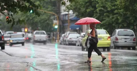 ¡Sombrilla en manos! se esperan más lluvia esta tarde y noche