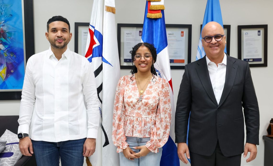 Ministro de la Juventud, estudiante aeroespacial y director del IDAC