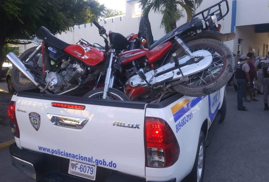 En varios operativos preventivos realizados simultáneamente en distintos sectores de Barahona, miembros policiales adscritos a la Dirección Regional Sur retuvieron 20 motocicletas.