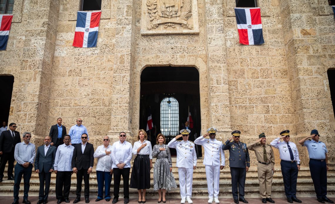 La vice Peña encabeza acto en el Panteón de la Patria./