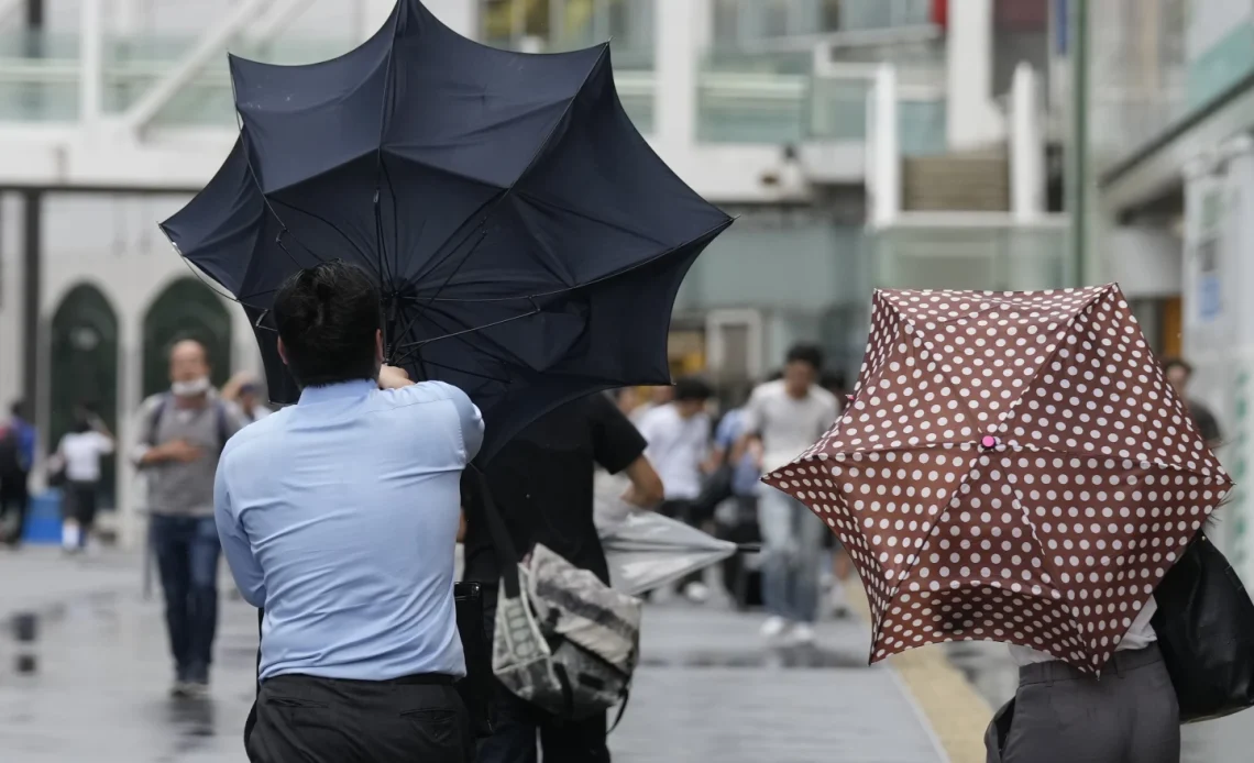 Tifón provoca evacuaciones en el norte de Japón, vuelos y trenes son cancelados