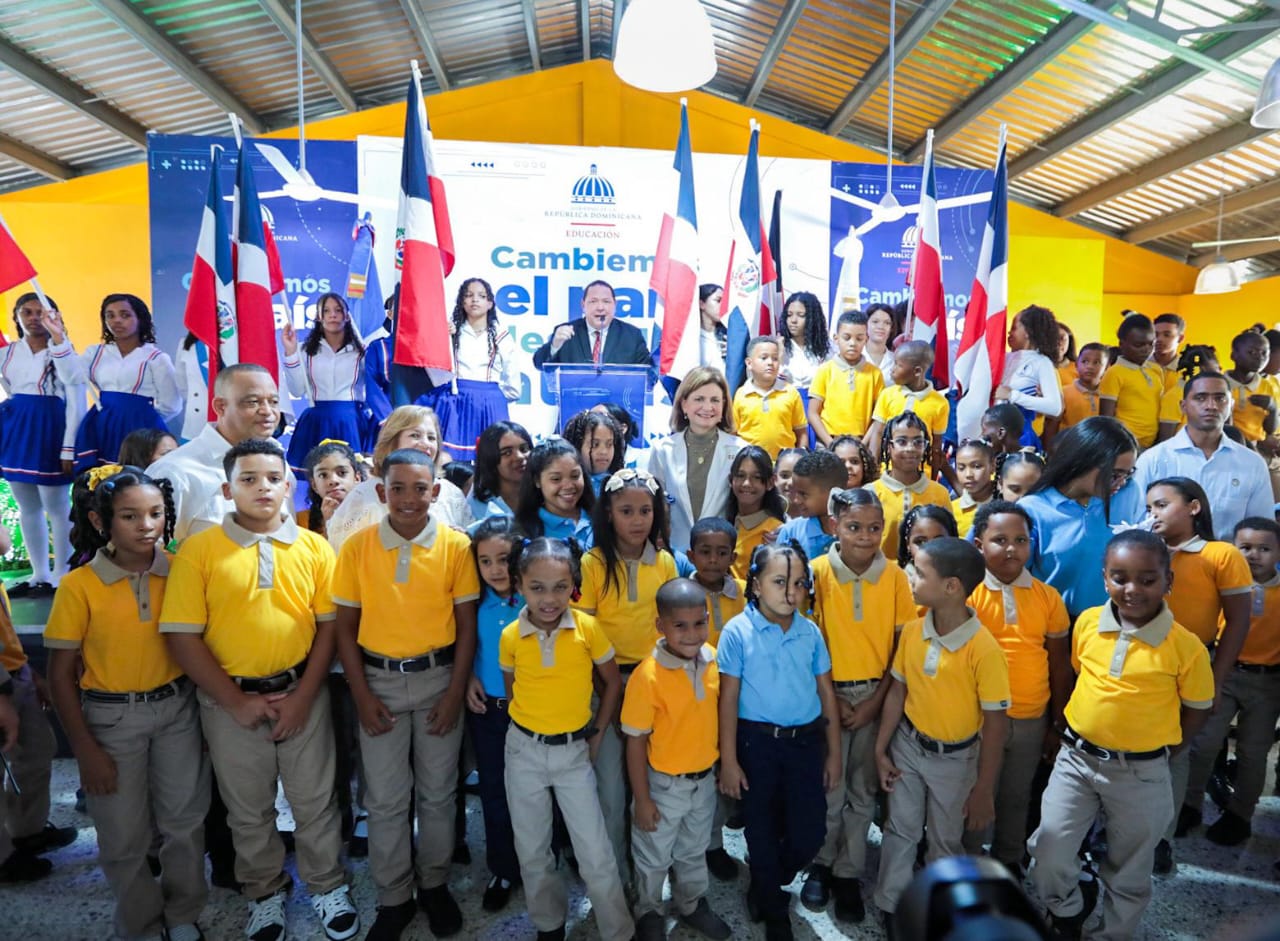 Raquel Peña entrega escuela