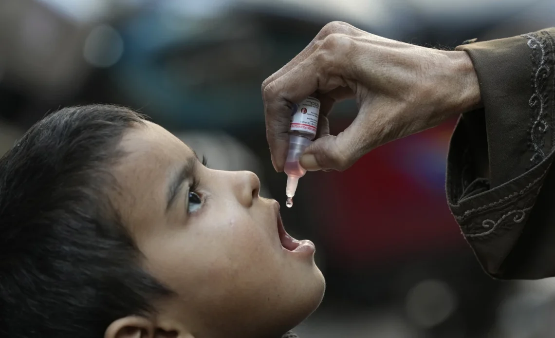 La OMS afirma que acuerdo con Israel permitirá pausas limitadas en la lucha por vacunación contra la polio en Gaza