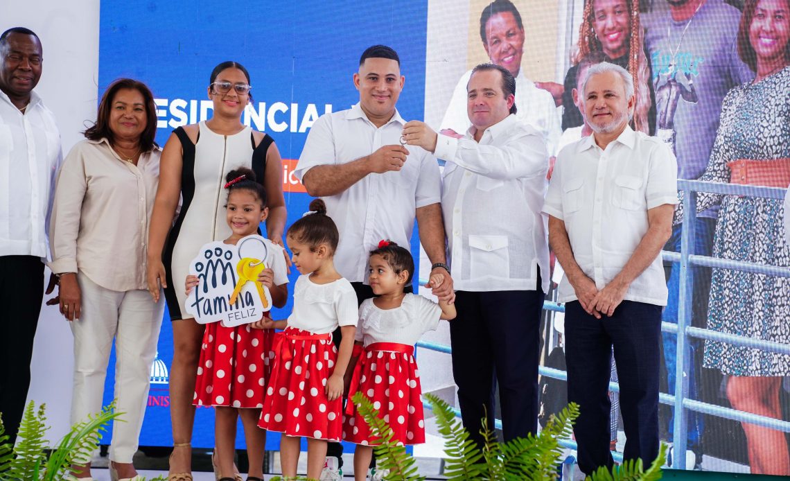 Gobierno entrega 320 apartamentos de Familia Feliz, en Boca Chica