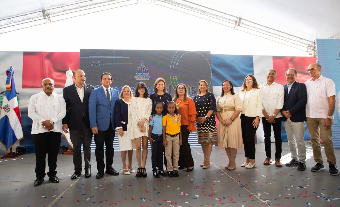 Raquel Peña da inicio al año escolar en Santiago: “Comienza una nueva etapa de aprendizaje”