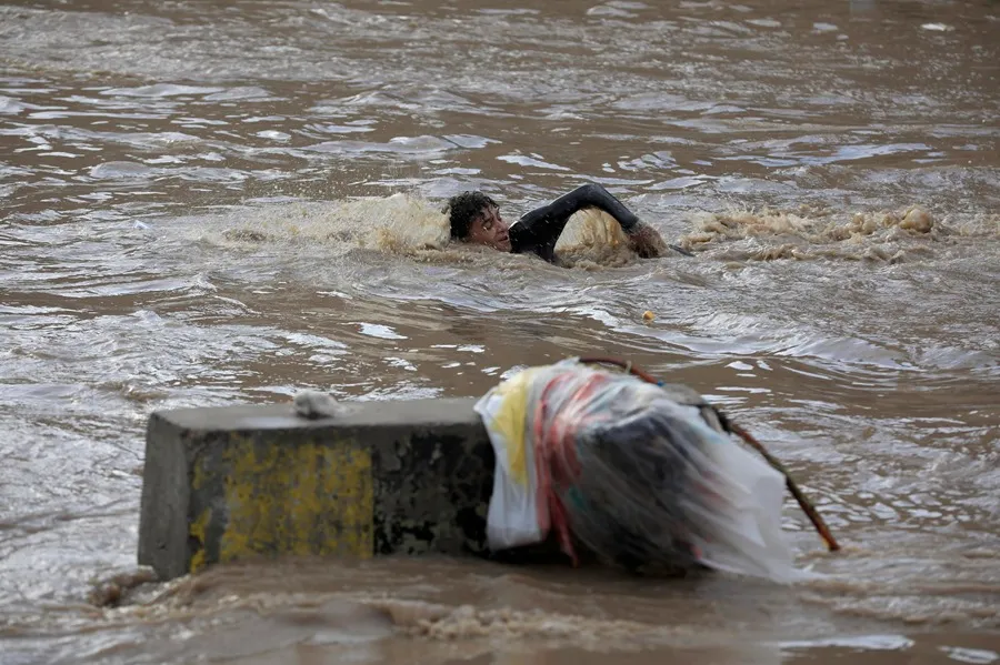 Al menos 33 muertos tras derrumbe de una presa por las inundaciones en norte del Yemen