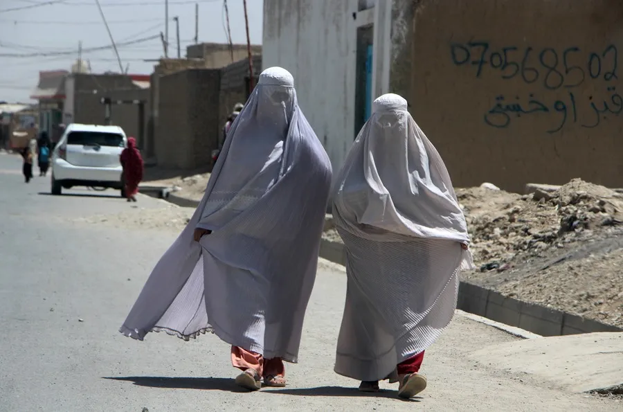 Los talibanes prohíben hablar en público a las mujeres y marcan el hiyab como innegociable