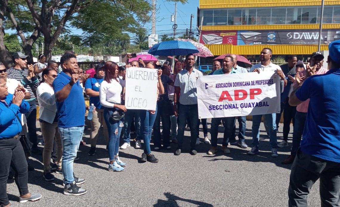 Docentes protestan en azua exigiendo reivindicaciones y terminación de escuela