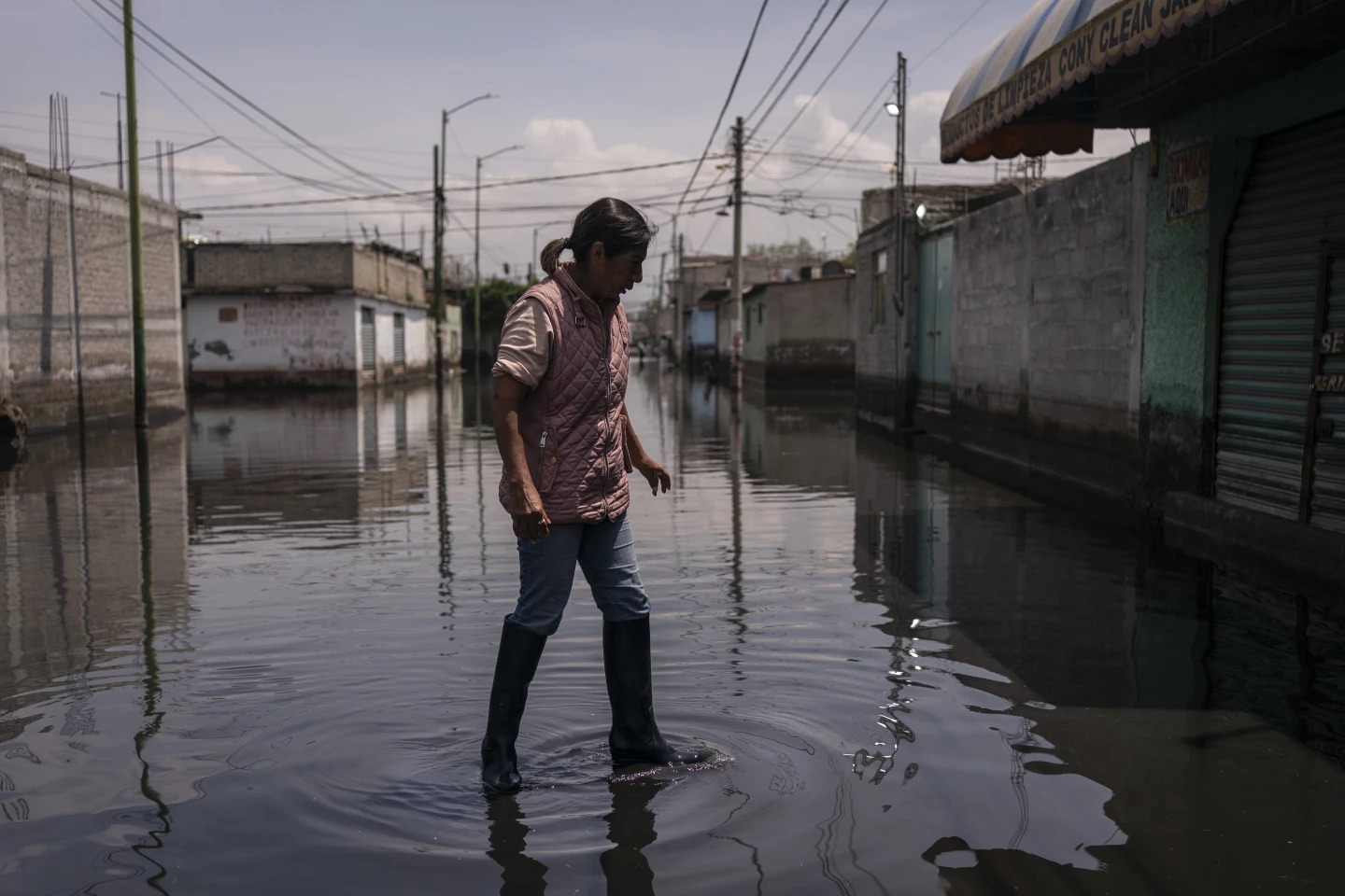 Residentes en suburbio de Ciudad de México, desesperados tras un mes inundados por aguas residuales