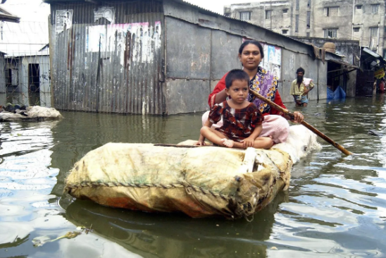 Suben a 71 los muertos por las fuertes lluvias e inundaciones en Bangladés