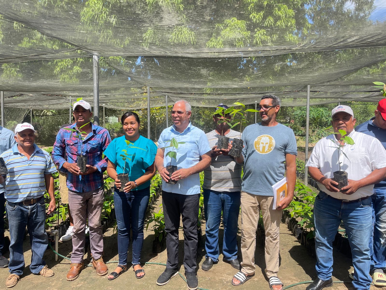 Desarrollo Fronterizo entrega 4 mil plántulas de cacao a productores de Dajabón