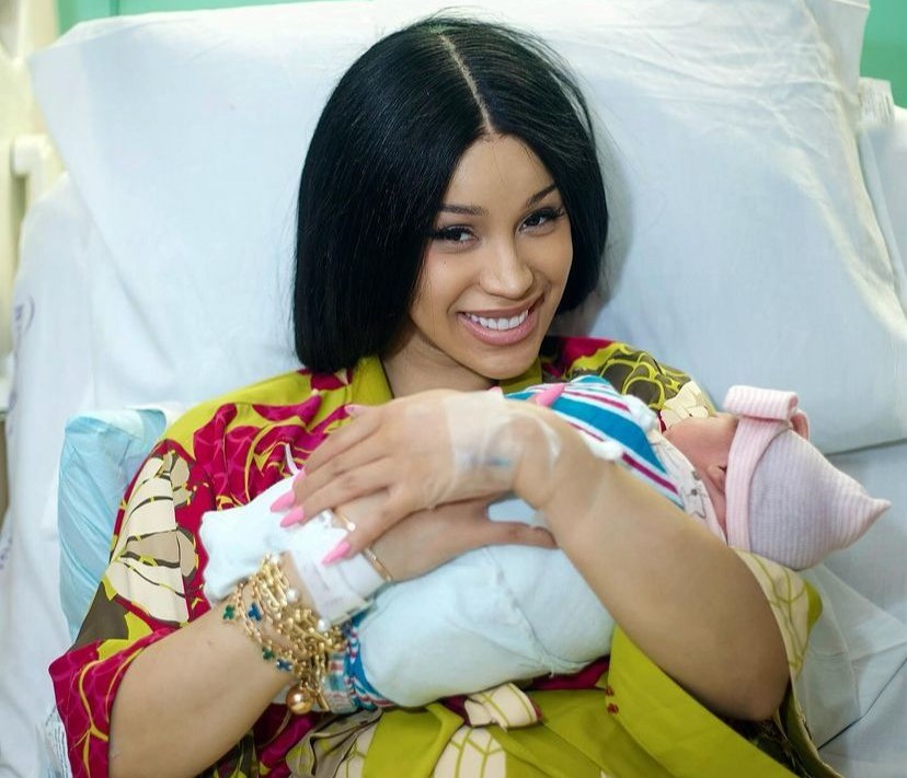 Cardi B da la bienvenida a su hija y lo comparte en redes sociales