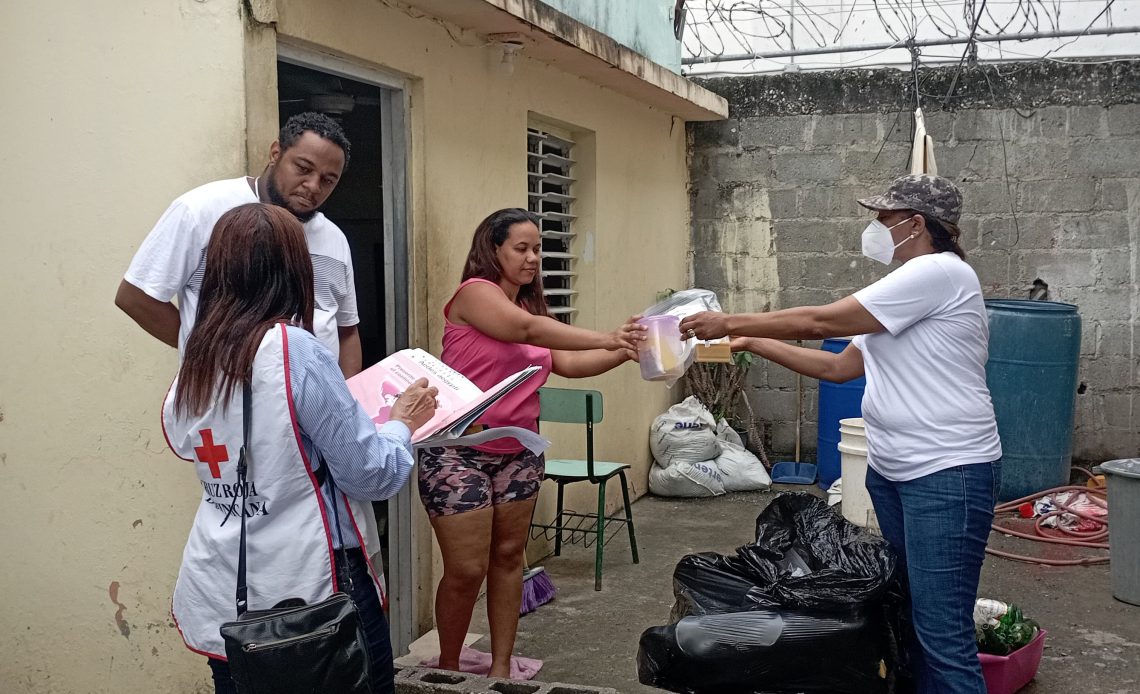 Cruz Roja SDO realiza jornada de eliminación de vectores y fumigación en Herrera