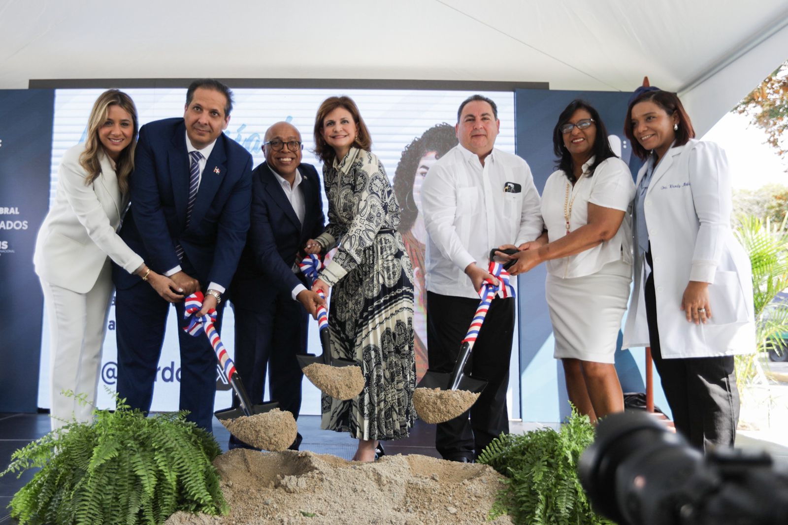 Raquel Peña da inicio a la construcción de la nueva unidad de quemados en Hospital Robert Reid