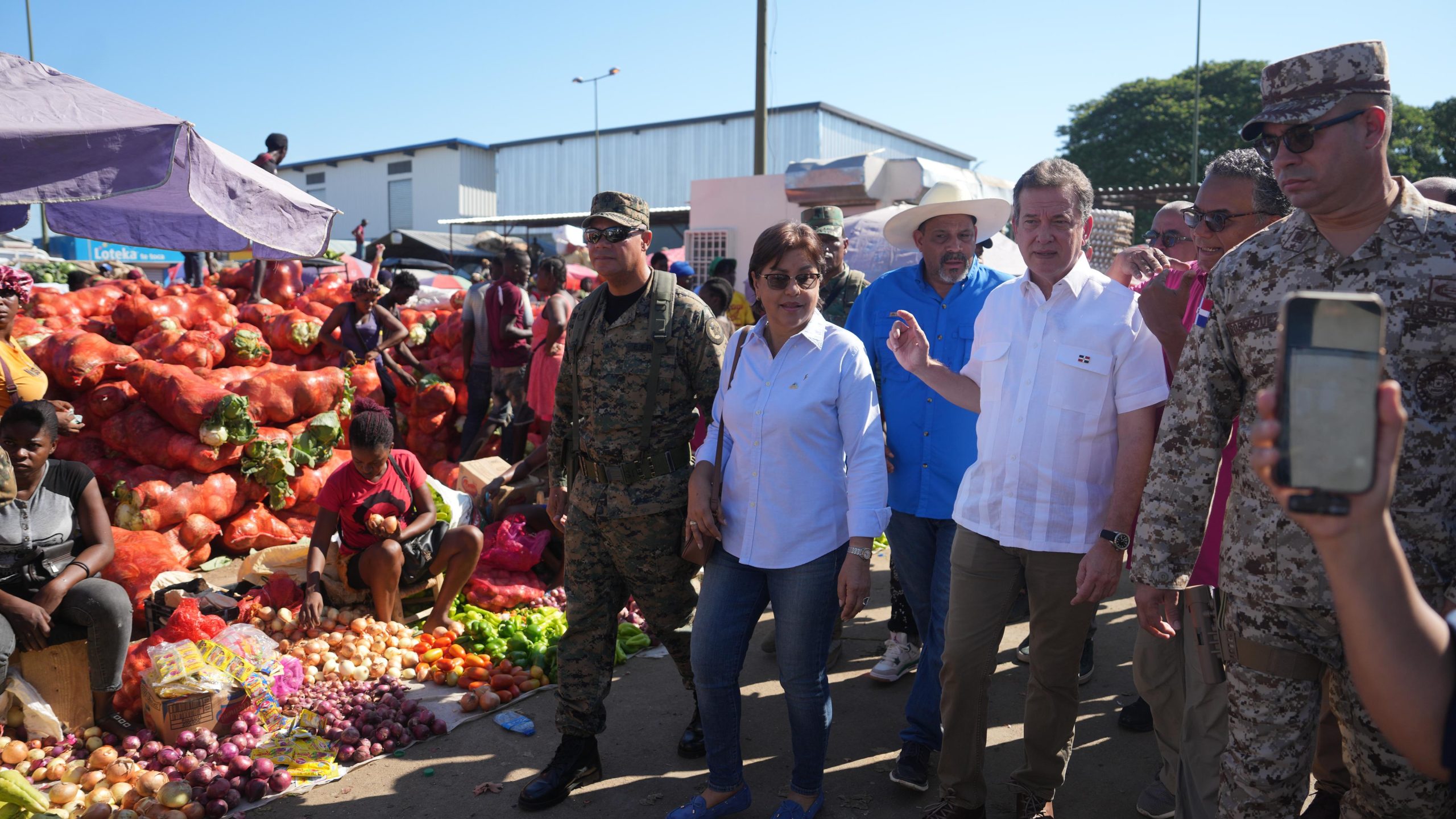 Ito Bisonó recorre mercado binacional de Dajabón; busca incrementar el comercio con Haití