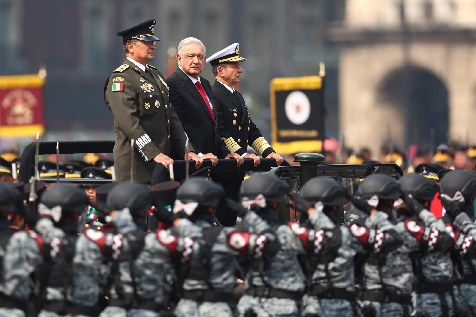 López Obrador encabeza último desfile militar de su sexenio