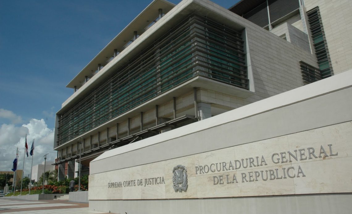 La coordinadora de Litigación de la Procuraduría Especializada en Persecución a la Corrupción Administrativa (PEPCA), Mirna Ortiz, aseguró que esta auditoría ha revelado la asignación de fondos irregulares a dicha fundación e indicios serios de faltas penales. En ese sentido, Mirna Ortiz detalló que la ley del FONPER prohibía la donación de fondos a familiares directos de personas vinculadas a la entidad, lo que configura un caso de desfalco y mala administración de fondos, situación que no fue supervisada adecuadamente por FONPER bajo la gestión de Fernando Rosa y su vicepresidenta administrativa, Magalys Medina Sánchez. La fundación FUMUDESJU era presidida por Lucía Medina Sánchez, hermana de la entonces vicepresidenta administrativa del FONPER, Magalys Medina Sánchez, quien está imputada en este proceso judicial, junto a su hermano Alexis Medina Sánchez. “A nuestro juicio, y es lo que estamos demostrando con nuestras pruebas, existe una implicación directa por parte de Fernando Rosa y Carmen Magalys Medina Sánchez, quienes violaron la normativa interna de FONPER al aprobar fondos para esa organización”, señaló Ortiz. Además, detalló que Carmen Magalys Medina Sánchez es corresponsable, como directora administrativa del FONPER, de los pagos, gastos y contrataciones realizadas en la entidad gubernamental durante su gestión.