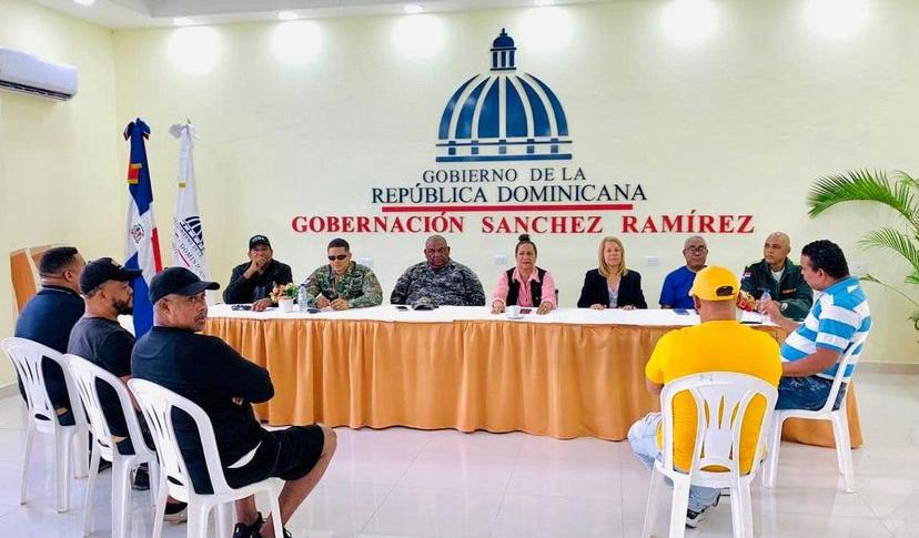 Reunión en Cotuí, entre autoridades y musicólogos./