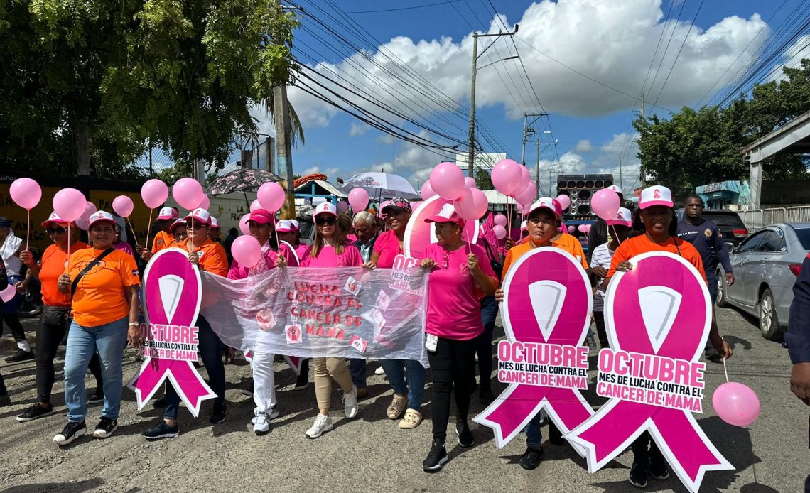 Alcaldesa Wendy Cepeda encabeza marcha sobre la prevención del cáncer de mama