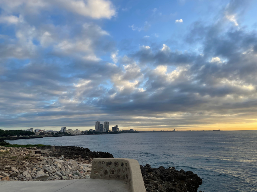 Mañana medio nublada y pronóstico de pocas lluvias durante el día de hoy