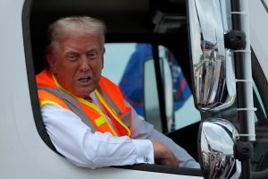 TRUMP EN CAMIÓN DE BASURA