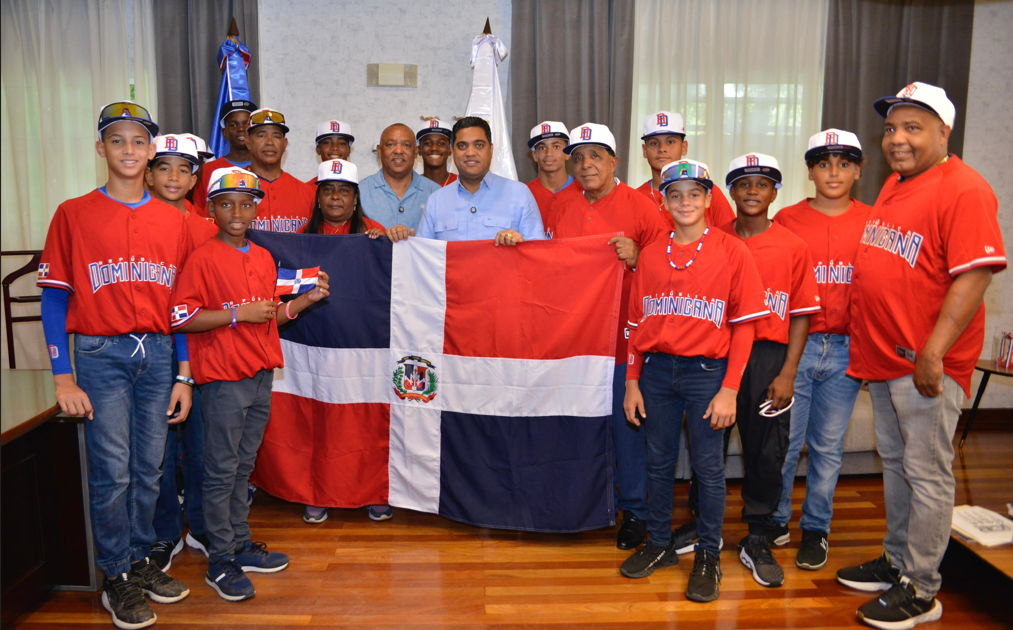 Ministro de Deportes entrega Bandera Nacional selección béisbol U12