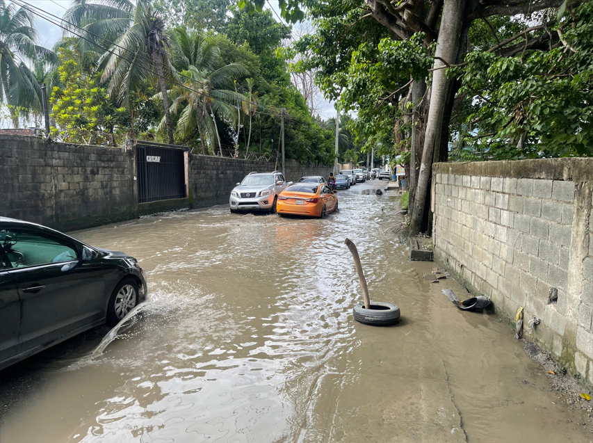 Cuando llueve, la calle Águeda Suárez de San Miguel se vuelve un río