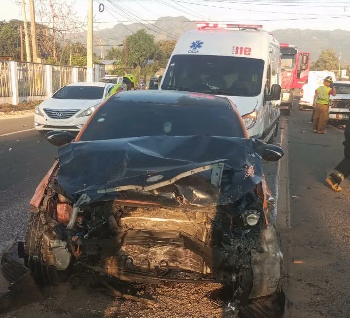 Accidente de tránsito múltiple en Bonao deja cuatro afectados