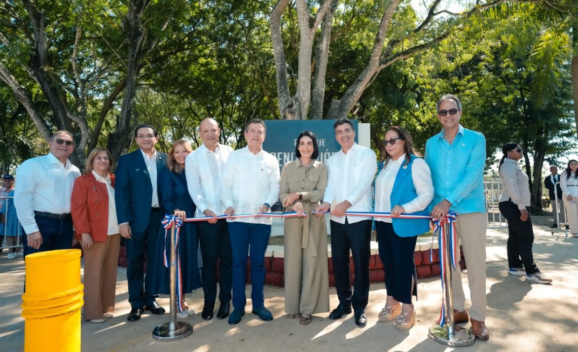 Banco Popular, primera dama y otras autoridades en inauguración de parque en Santiago