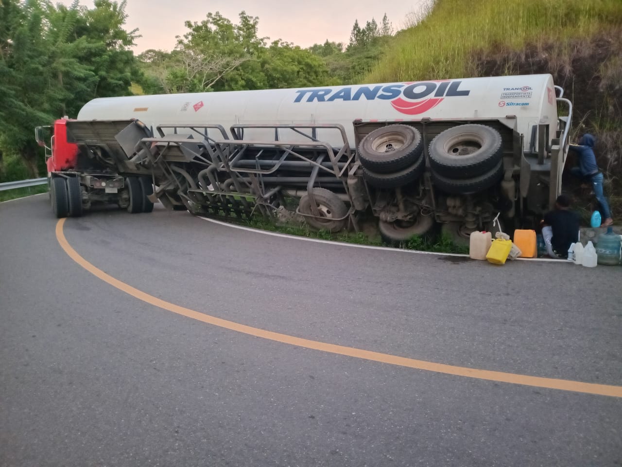 Personas arriesgan su vida sustrayendo combustible de camión volcado en Dajabón