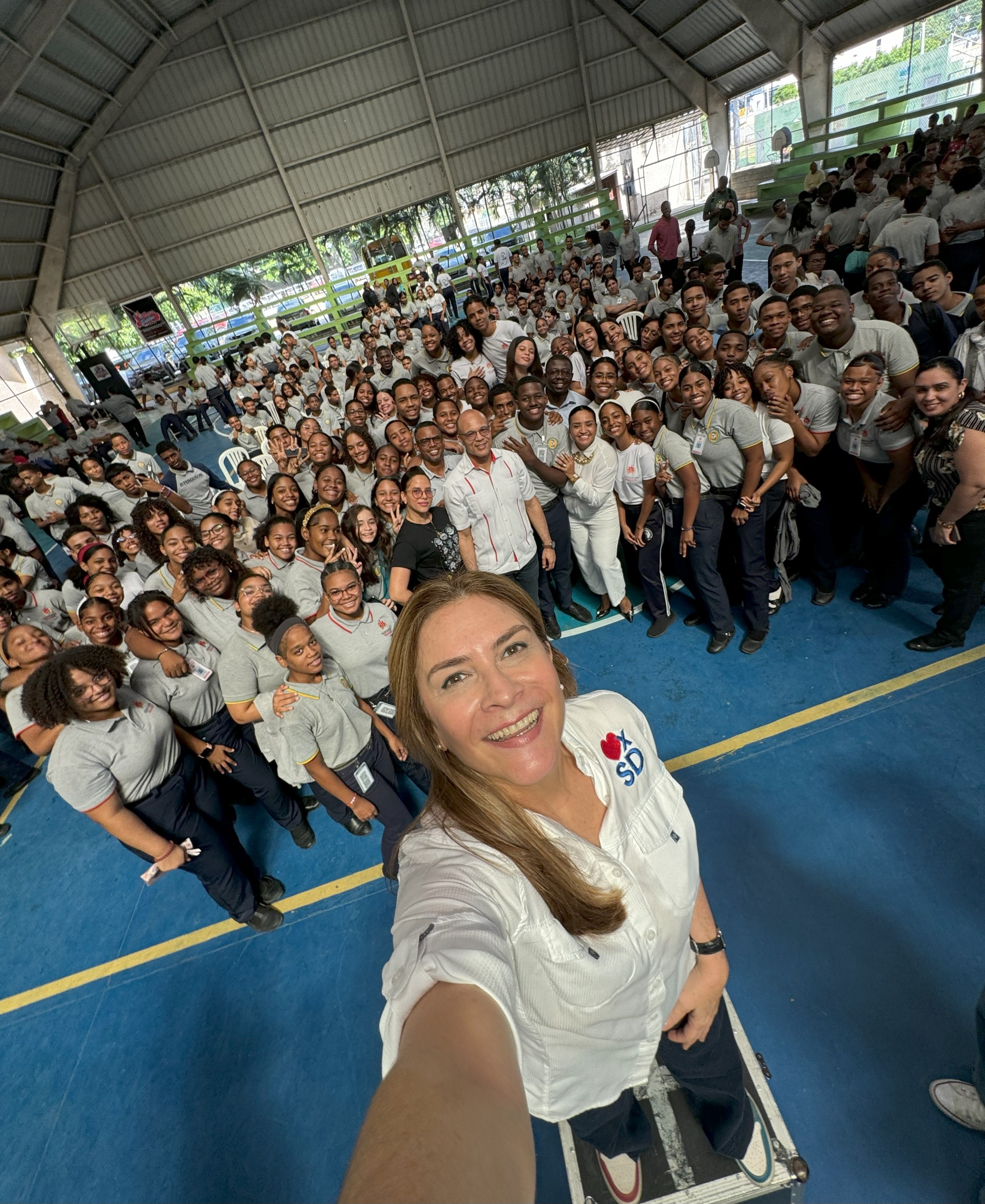 Carolina Mejía lleva a escuelas charlas sobre manejo de residuos y responsabilidad ciudadana