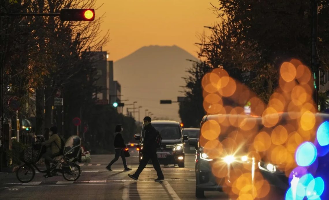 Ciudadanos caminando en Japón