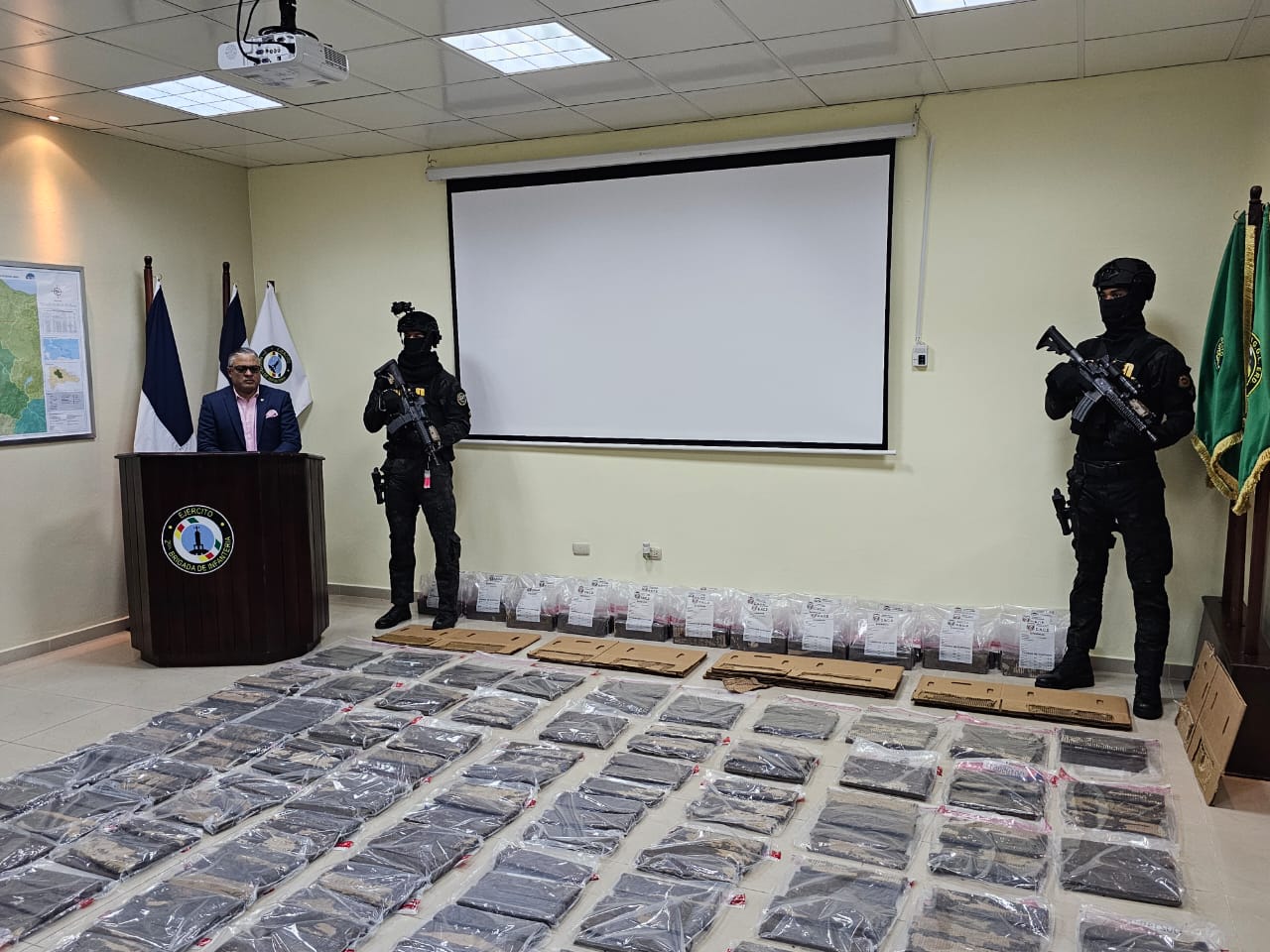 Confiscan 880 láminas de presunta cocaína camuflajeadas en cajas de cartón, en Santiago