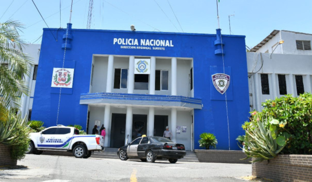 Se entrega profesor tras supuesta violación a adolescente de 13 años en centro educativo de SPM