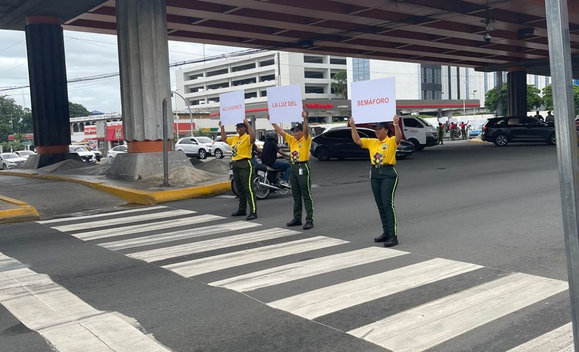 Con pancartas en manos Digesett manda contundente mensaje por la seguridad vial