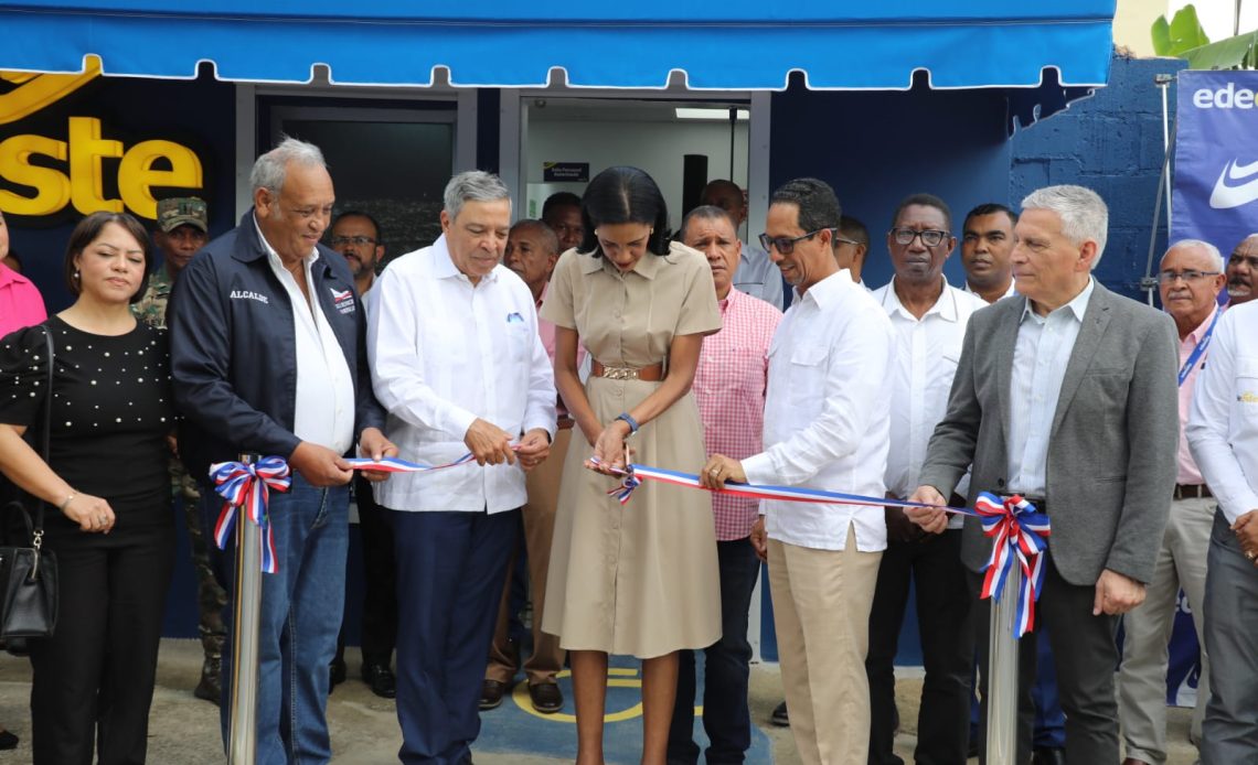 La Empresa Distribuidora de Electricidad del Este, EDEEste, comprometida con ofrecer un servicio cercano y eficiente a sus clientes, inauguró este jueves una nueva oficina comercial en el municipio de San Rafael del Yuma, de la provincia La Altagracia. Esta apertura refuerza el compromiso de la empresa con las comunidades que atiende, permitiendo a más de 2,000 clientes de la zona acceder a una atención personalizada y de calidad. San Rafael del Yuma, cuenta con 32 sectores que se beneficiarán directamente de esta nueva oficina y podrán realizar gestiones como pagos de facturas, solicitudes de servicios, reportes de averías, y consultas en un espacio moderno y funcional. El acto de apertura contó con la presencia del señor George Reinoso, en representación del licenciado Celso Marranzini, quien destacó que esta nueva oficina representa el compromiso de la empresa con las comunidades que forman parte de la red de distribución. “Queremos estar más cerca de nuestros clientes, facilitándoles un servicio rápido, eficiente y accesible”, precisó el funcionario. Por su parte, las autoridades locales presentes en la inauguración agradecieron a EDEEste por invertir en el desarrollo de San Rafael del Yuma y brindar soluciones que impactan positivamente la calidad de vida de sus residentes. Esta nueva oficina forma parte de los esfuerzos continuos de EDEEste por expandir y mejorar su infraestructura en toda su zona de cobertura, garantizando que cada cliente reciba un servicio óptimo y adaptado a sus necesidades. En el acto inaugural estuvieron presentes, Ing. Mario Pizarro, gerente general de EDEEste, Fralsy Santana, director Comercial, Jesús Del Castillo, director de Recursos, además la señora Martina Pepén, Gobernadora Provincial, el señor Francisco Rodriguez, alcalde del Municipio San Rafael del Yuma y otras autoridades locales y de la empresa.