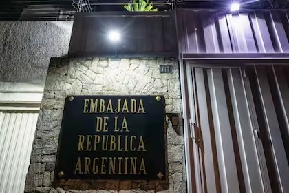 Opositores venezolanos refugiados en la embajada de Argentina en Caracas denuncian que ya no tienen agua potable