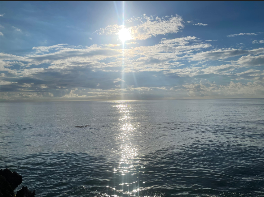 El sol hace caso omiso a pronósticos de lluvias y se asoma entre nubes de la costa caribeña