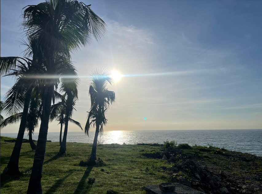 Mañana soleada, cielo azul y mar planchado hacia la costa caribeña de SD