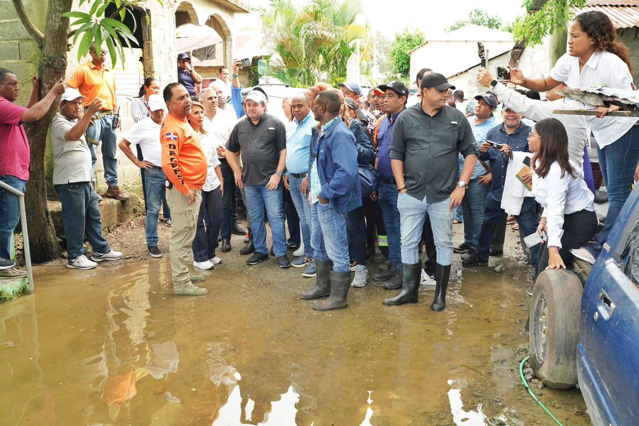 Ministro Paliza recorre zonas afectadas en Cabarete por lluvias; dispone operativo