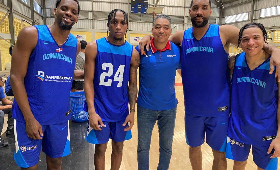 Juan Miguel Suero, Jassel Pérez, el gerente general Junior Paez, Juan Guerrero y Richard Bautista, al terminan la sesión de entrenamientos de este sábado del equipo nacional de baloncesto.