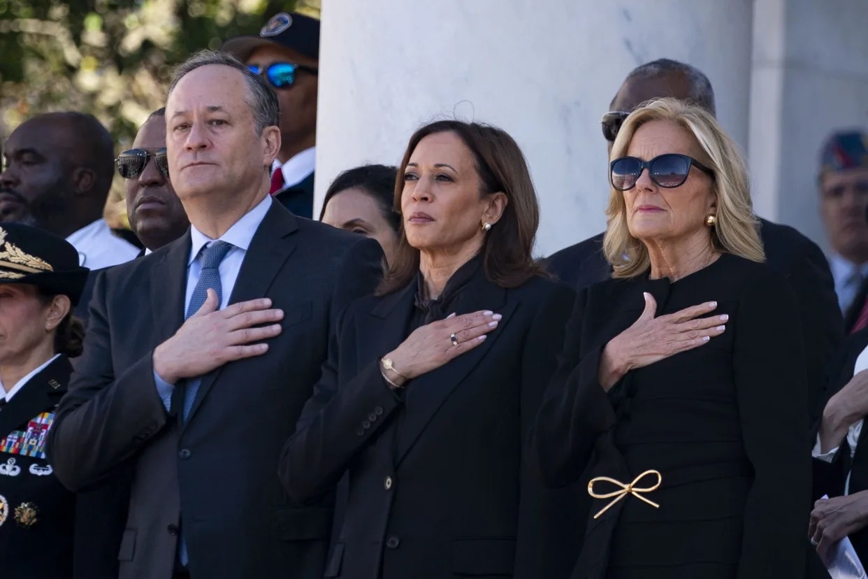 Personal de la Casa Blanca recibe a Kamala con aplausos tras derrota frente a Trump