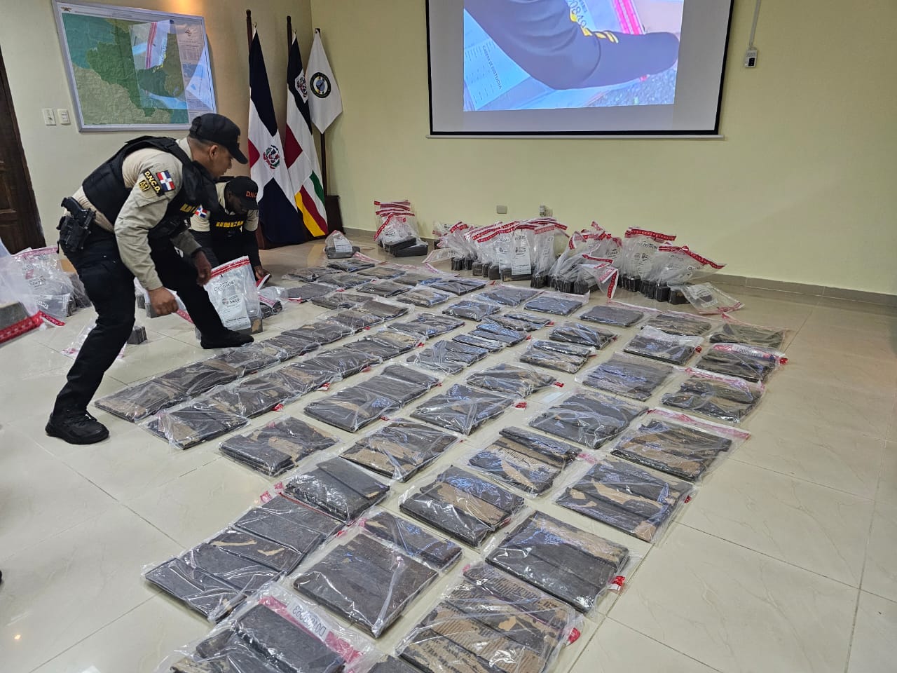 En Santiago confiscan alijo de 880 láminas de cocaína camufladas en cajas de cartón