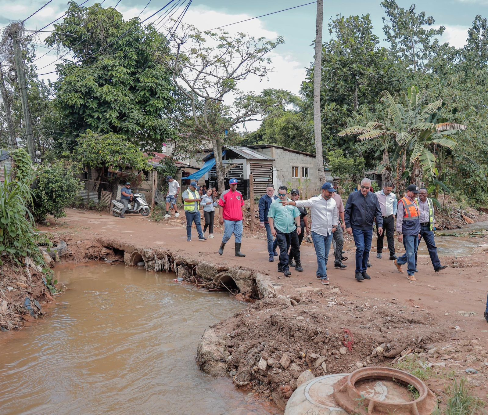 Autoridades gubernamentales realizan levantamiento en Las Terrenas para constatar magnitud de inundaciones