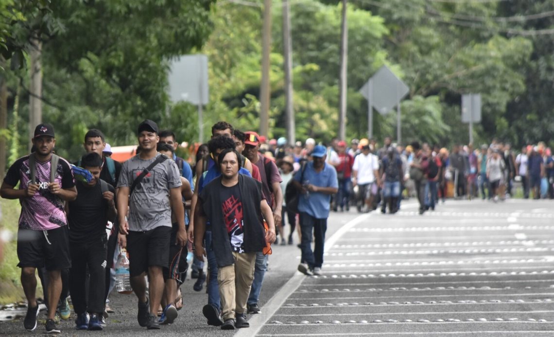 Autoridades mexicanas dispersan dos caravanas de migrantes que se dirigían a EEUU