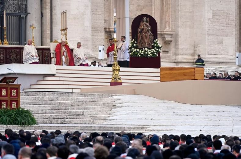 Papa Francisco cambia ritos de funeral de papas: Sin tres ataúdes y exposición en el féretro