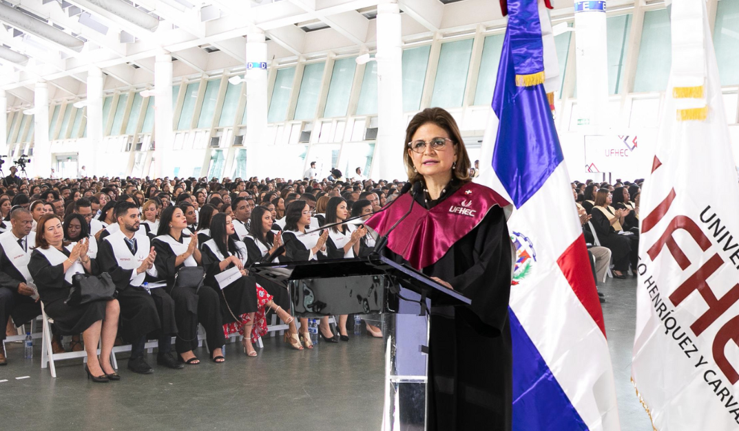 Raquel Peña encabeza investidura en UFHEC; 878 jóvenes se gradúan