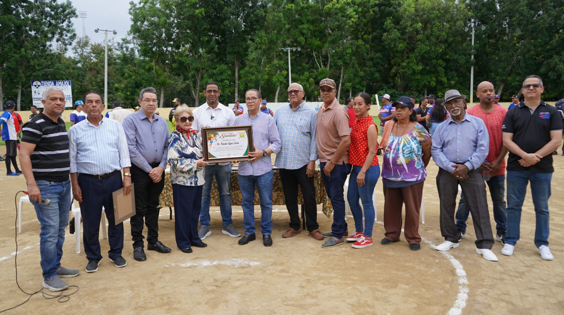 Dedican Torneo de Softball Navideño La Vega a director del IDOPPRIL