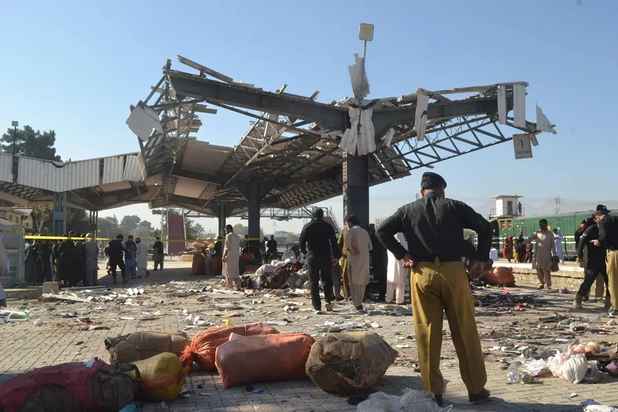 Un ataque en una estación de tren de Pakistán causa al menos 24 muertos